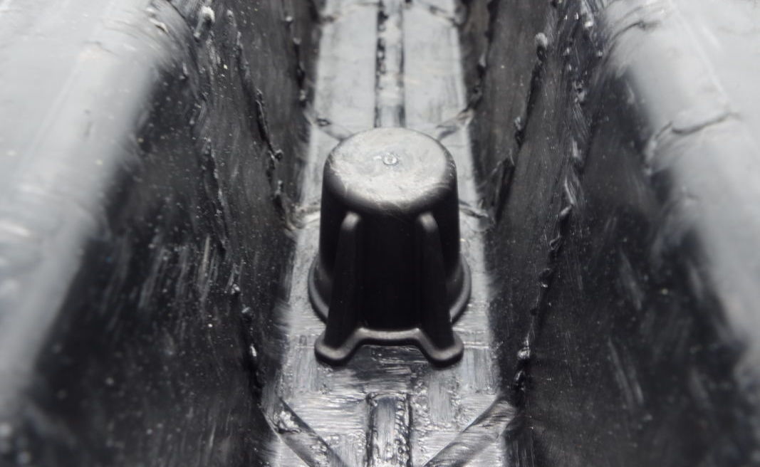 Detailansicht der Innenseite des Compositeprofils mit angespritztem Insertdom